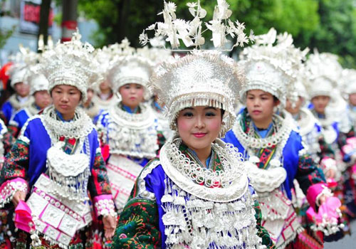 贵州台江举行万人盛装巡游