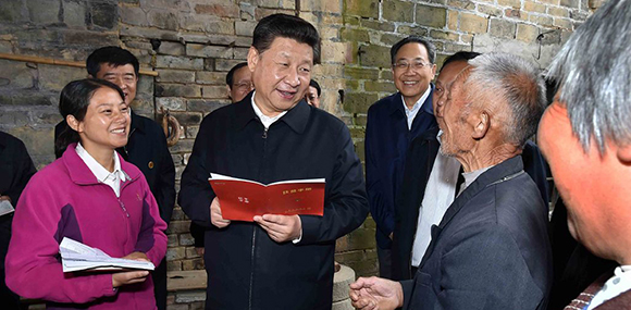 革命老区献花篮访农家 习走访皖村共商扶贫大计