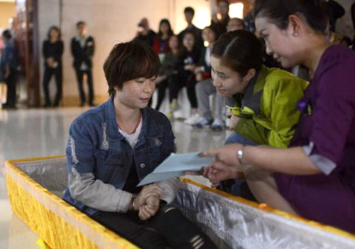 重庆大学生"体验死亡"