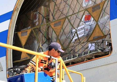 中国政府提供的首批紧急救援物资抵达厄瓜多尔