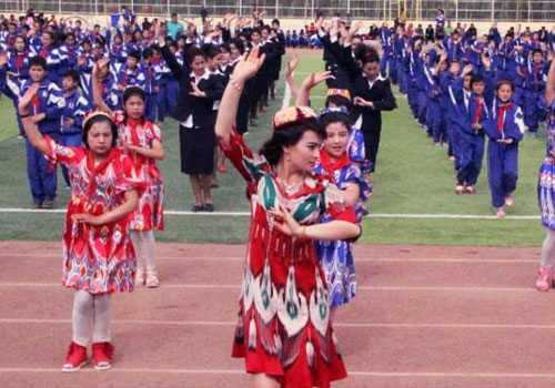 新疆巴楚农牧民运动会开幕式上演千人“小苹果”