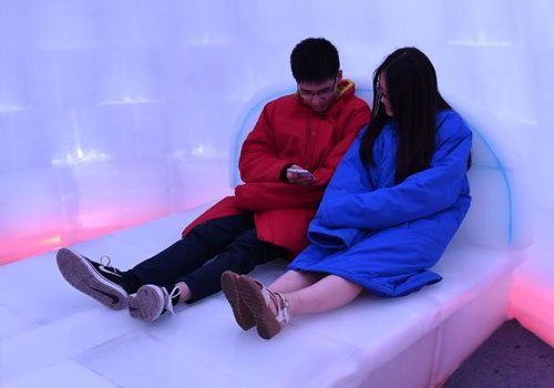 重庆室外气温升至35℃ 市民室内睡冰床纳凉