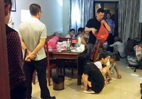 广东4女7男开房喝“奶茶” 多人裸身被抓