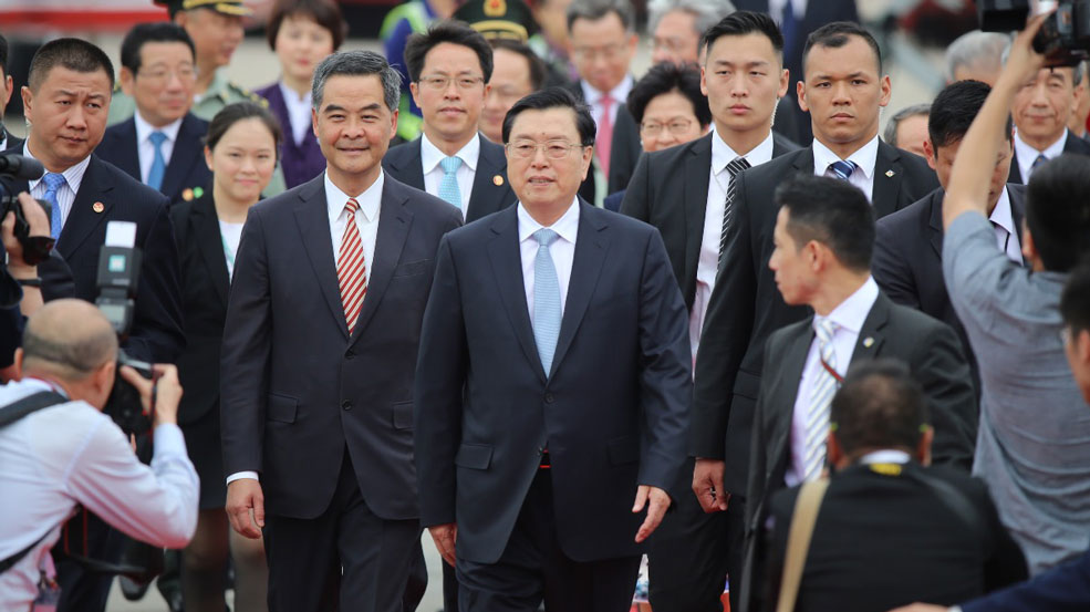 張德江抵港 下機後與官員逐一握手并發表講話