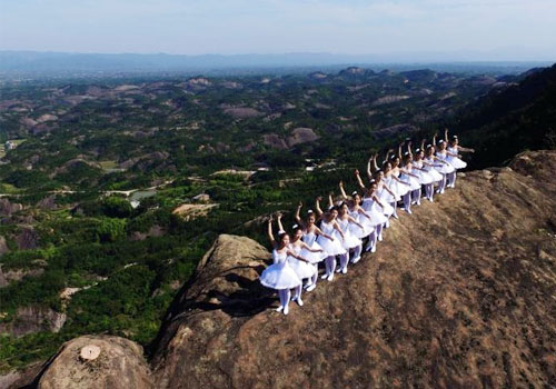 芭蕾舞者悬崖边起舞