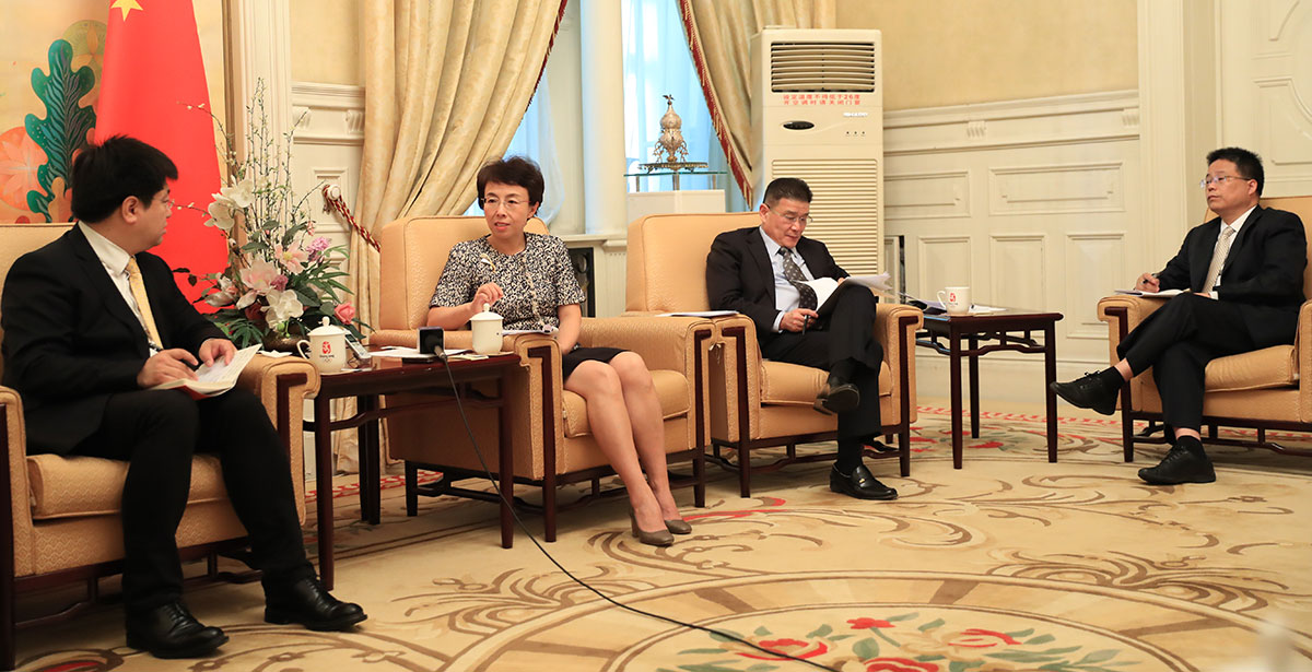 5月17日，京交会组委会常务副主任、北京市副市长程红接受大公报大公网专访。左二为程红，左一为香港大公报社长助理、香港大公文汇传媒集团北京新闻中心总编辑、大公网执行总裁兼总编辑王文韬（大公网姚勇/摄）