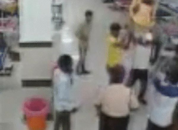 视频中,一位喝醉的病人抄起椅子砸向医生