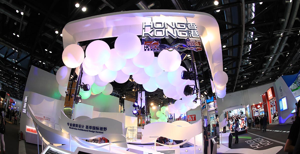 第四届京交会28日在国家会议中心开幕，各省市为了展示风采也是使出了浑身解数在展台的布置上下了大功夫。大公网记者在现场用镜头记录下了这一切，来看各地方展台如何争艳京交会（大公网记者姚勇/摄）