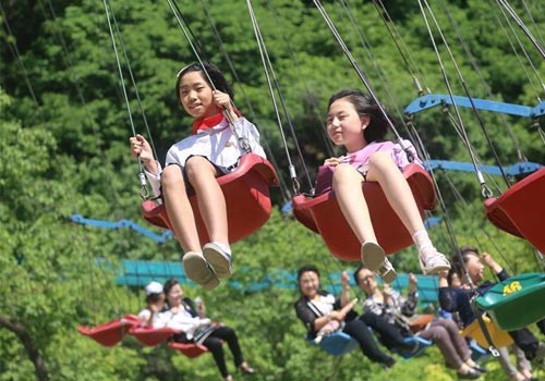 朝鲜儿童欢度"六一" 游乐园玩耍