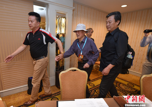 图为中国受害劳工及遗属代表出席中日律师联合记者会。 中新网记者 金硕 摄