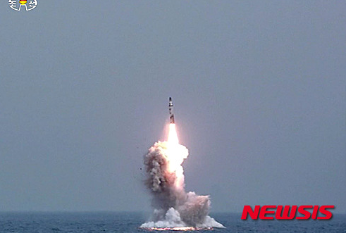 朝鲜进行潜艇水下试射弹道导弹的图片(网页截图)