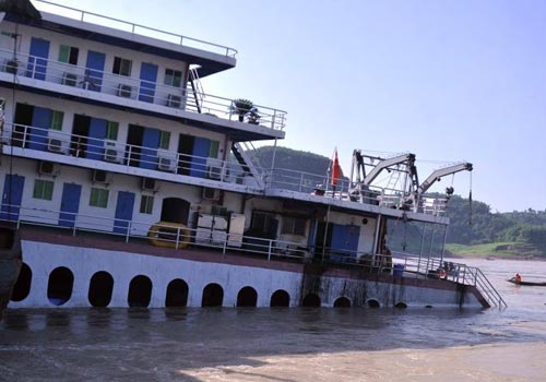 长江重庆涪陵水域一滚装船触礁