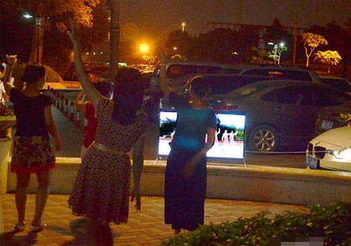 大妈搬电视跳广场舞：宝马发电、无线上网