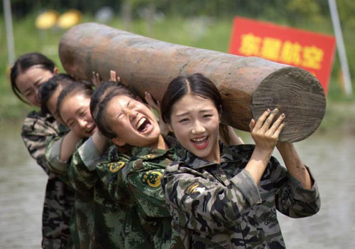 “准空姐”泥地格斗双手举木