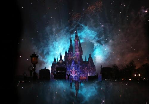 上海迪士尼开园首日上演梦幻灯光烟花秀
