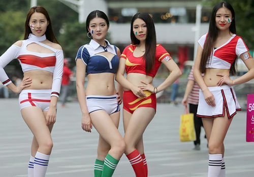 性感“足球宝贝”亮相南京街头