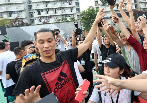 林书豪到访复旦秀球技