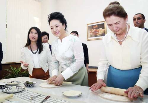 彭丽媛示范包饺子