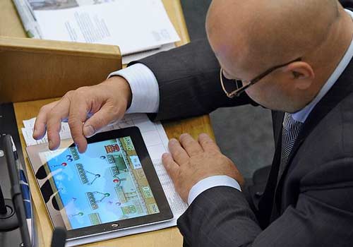 俄媒分享俄议员开会的日常