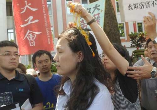 台湾学生蛋洗"教育部"