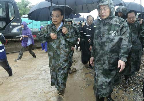 李克强在武汉长江干堤现场指挥抢险救灾