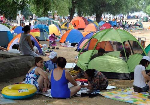 长春高温来袭 市民戏水避暑