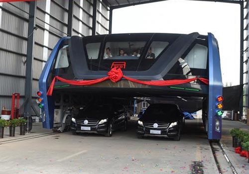 “空中巴士”巴铁试验车启动路面测试