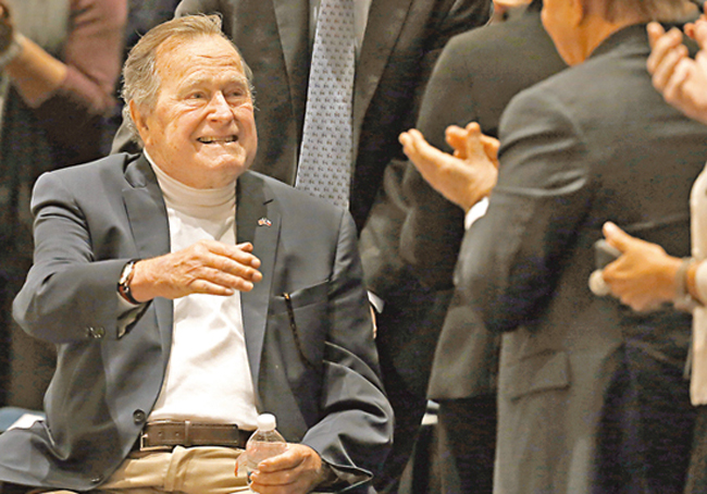 年事已高无惧得失 老布什“跳船”拟票投希拉里