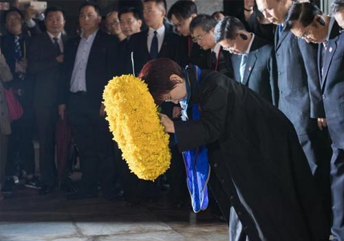 洪秀柱拜谒中山陵