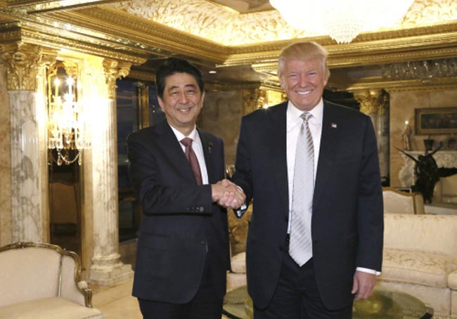 安倍仿外公送球杆献媚 自言有“十足信心”