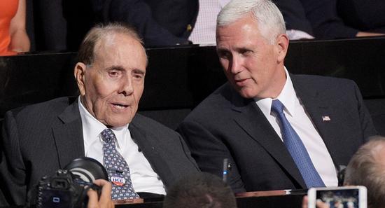 多尔与副总统当选人彭斯