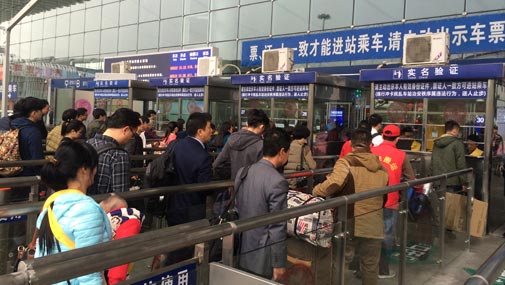 送猴迎鸡 港人掀高铁回乡度岁掀热潮