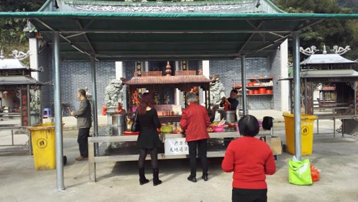 生肖象征正逢时 鸡仙庙香客如潮