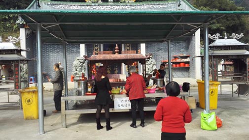 生肖象征正逢时 鸡仙庙香客如潮