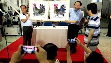 韩美林贴近民间抓五彩 绘禽千只不重样