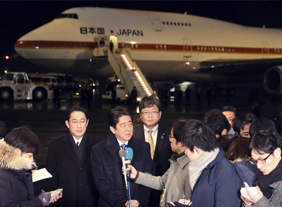 让安倍飞一会儿——跪着就把礼给送了