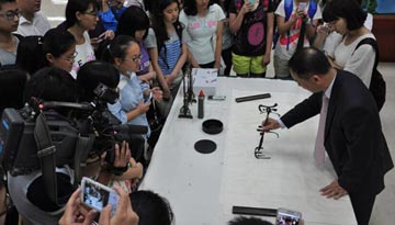 “万能”校长徐扬生是机器人专家也是书法家