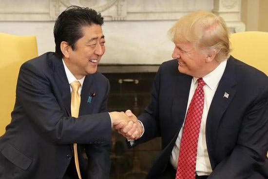 安倍川普的暧昧19秒 对视揩油还不让走