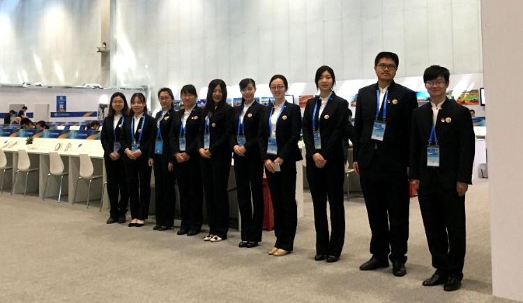 大学生志愿者上岗 展中国青年形象