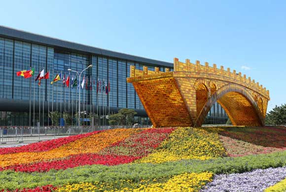 周小川：愿消除壁垒促“一带一路”金融网络布局