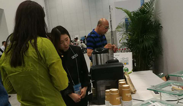 高峰论坛新闻中心志愿者黄凤琳：日磨咖啡四百杯