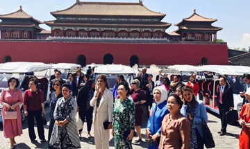 彭丽媛陪同“一带一路”与会领导夫人参观故宫