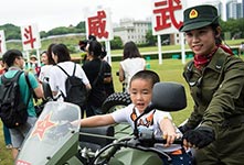 驻澳部队与珠澳市民零距离接触