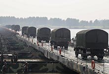 某舟桥旅演练全天候快速架桥