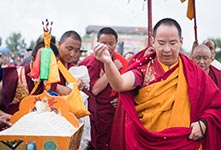 班禅在住锡地日喀则开展佛事活动