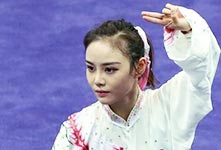 天津全运会上的“执剑美女”