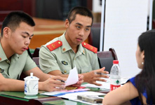 合肥：军营里的招聘会