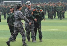 “拔军姿” 难倒不少大学生