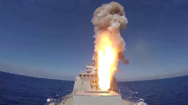 俄军舰向叙利亚代尔祖尔地区IS设施发射导弹