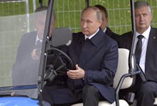 普京参观公园 亲自开观光车